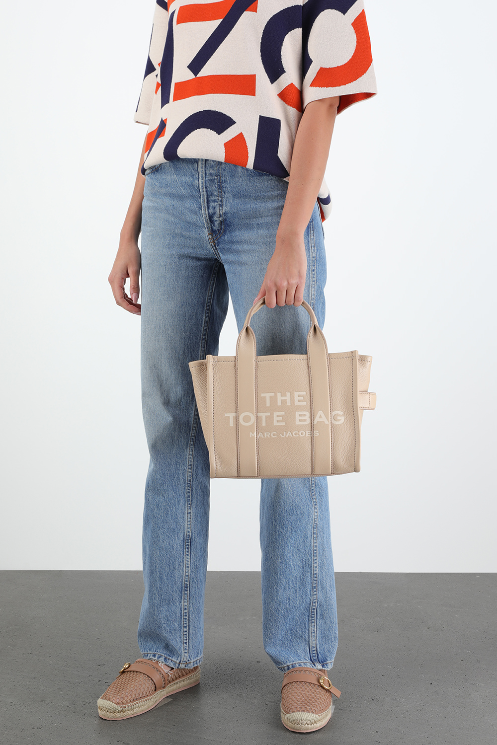 תמונת כל הלוק של The Leather Mini Traveler Tote Bag in Light Beige